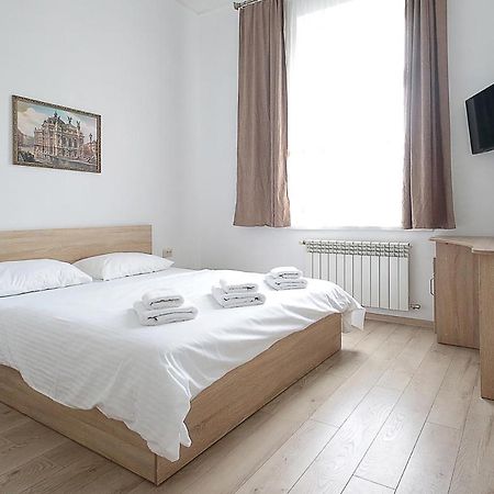 Buk Apartments On Doroshenka 29 Lviv Bagian luar foto