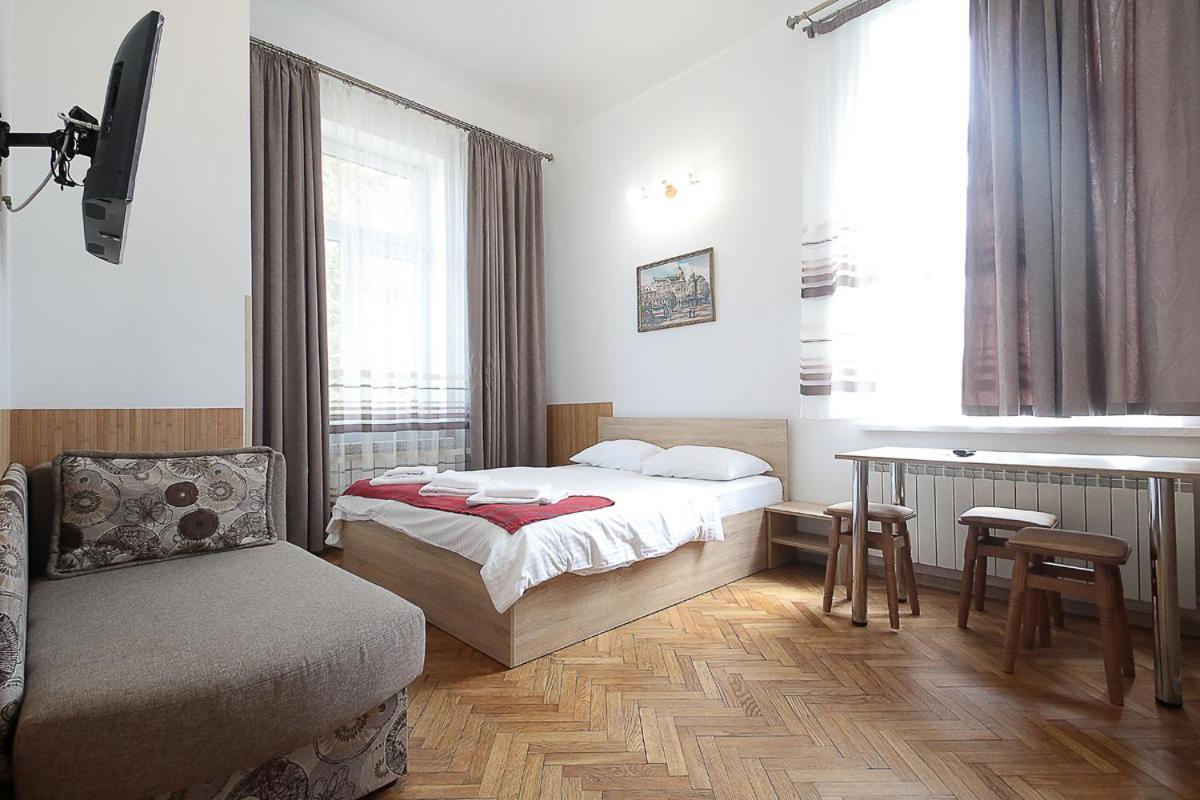 Buk Apartments On Doroshenka 29 Lviv Bagian luar foto