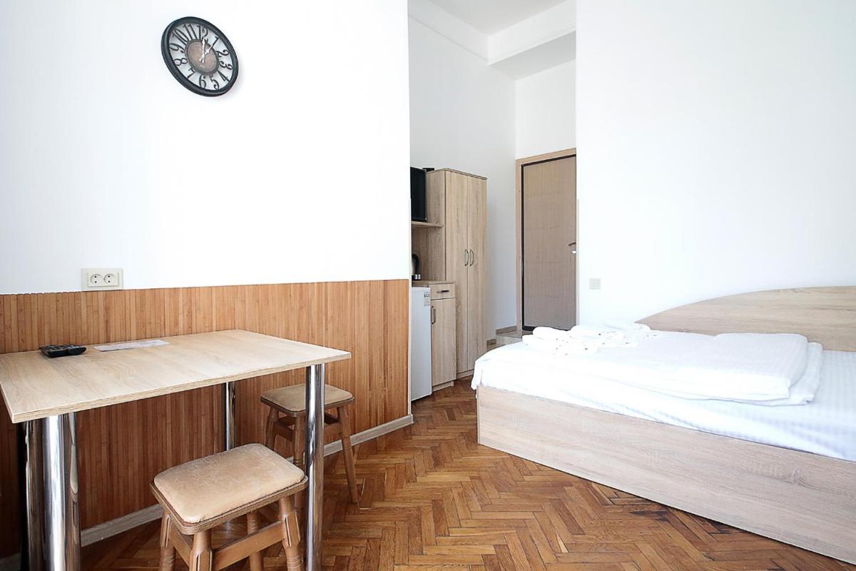 Buk Apartments On Doroshenka 29 Lviv Bagian luar foto